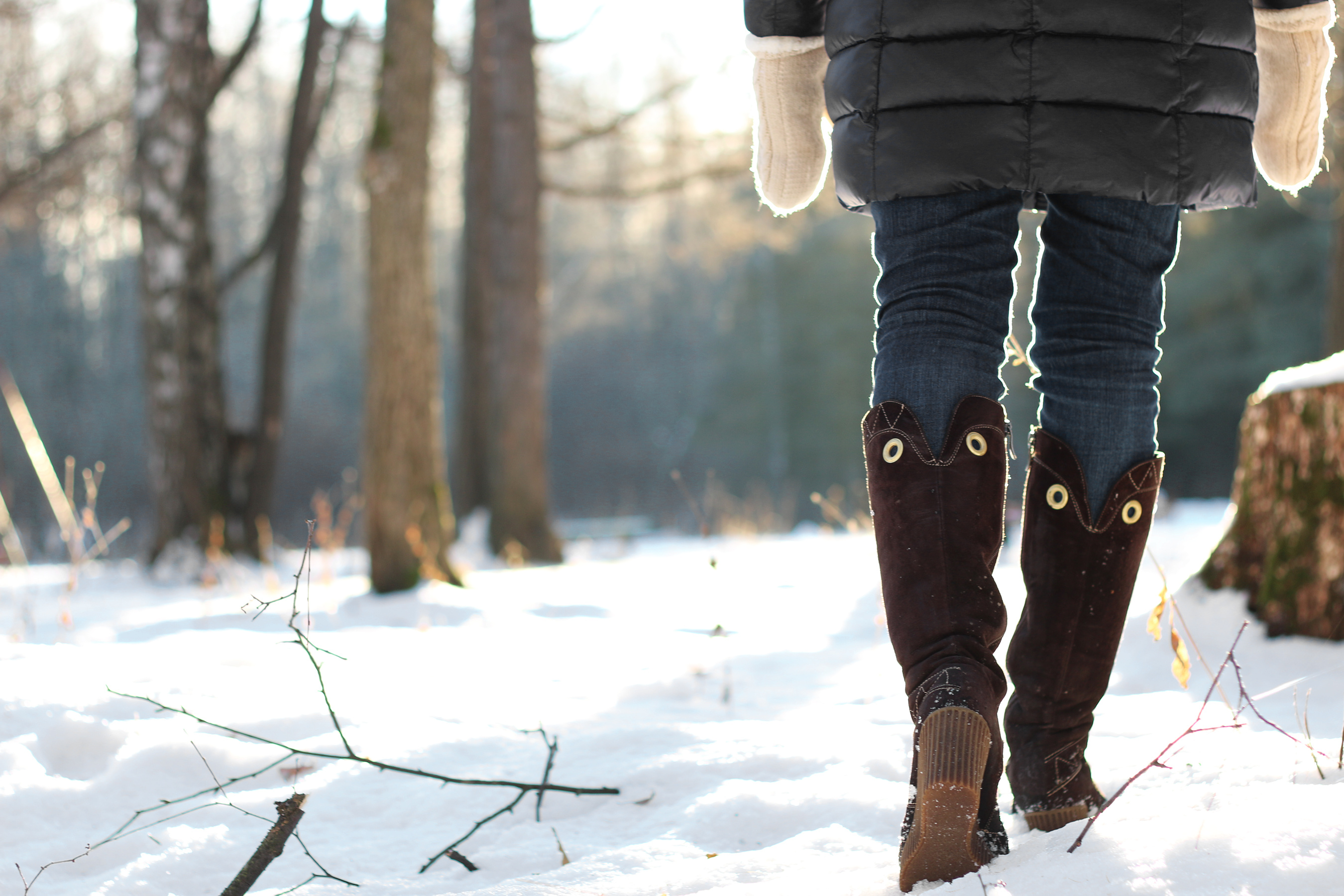 Зима шагает. Прогулка зима ноги. Шагать зимой. Зимний парк и ноги. Ноги в парке зимой.