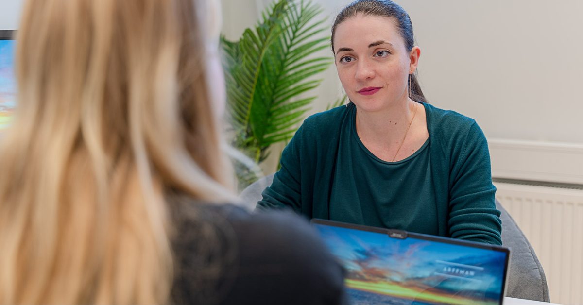 asiakas saa ohjausta Uudenmaan työhönvalmennuksessa Helsingissä