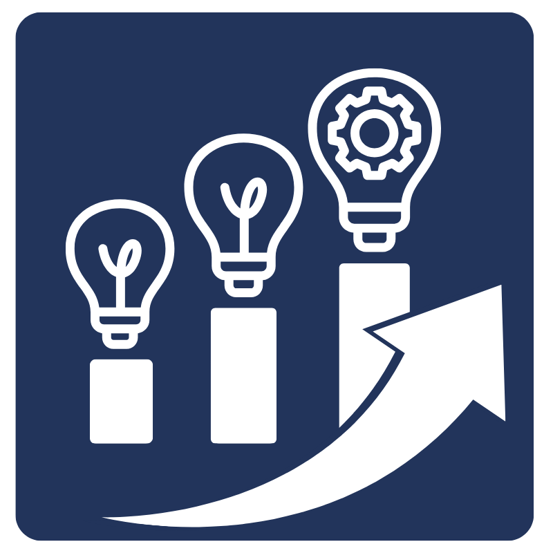 Hymyilevä nainen osallistuu keskusteluun pienryhmässä – oppimis- tai koulutustilanne rennossa ilmapiirissä