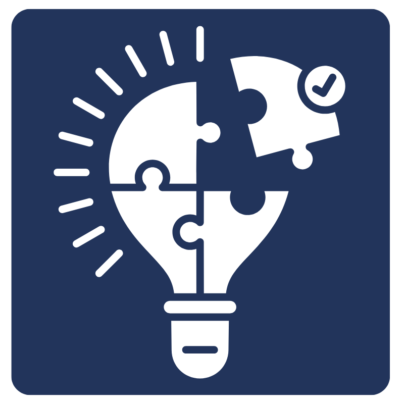 Hymyilevä nainen osallistuu keskusteluun pienryhmässä – oppimis- tai koulutustilanne rennossa ilmapiirissä