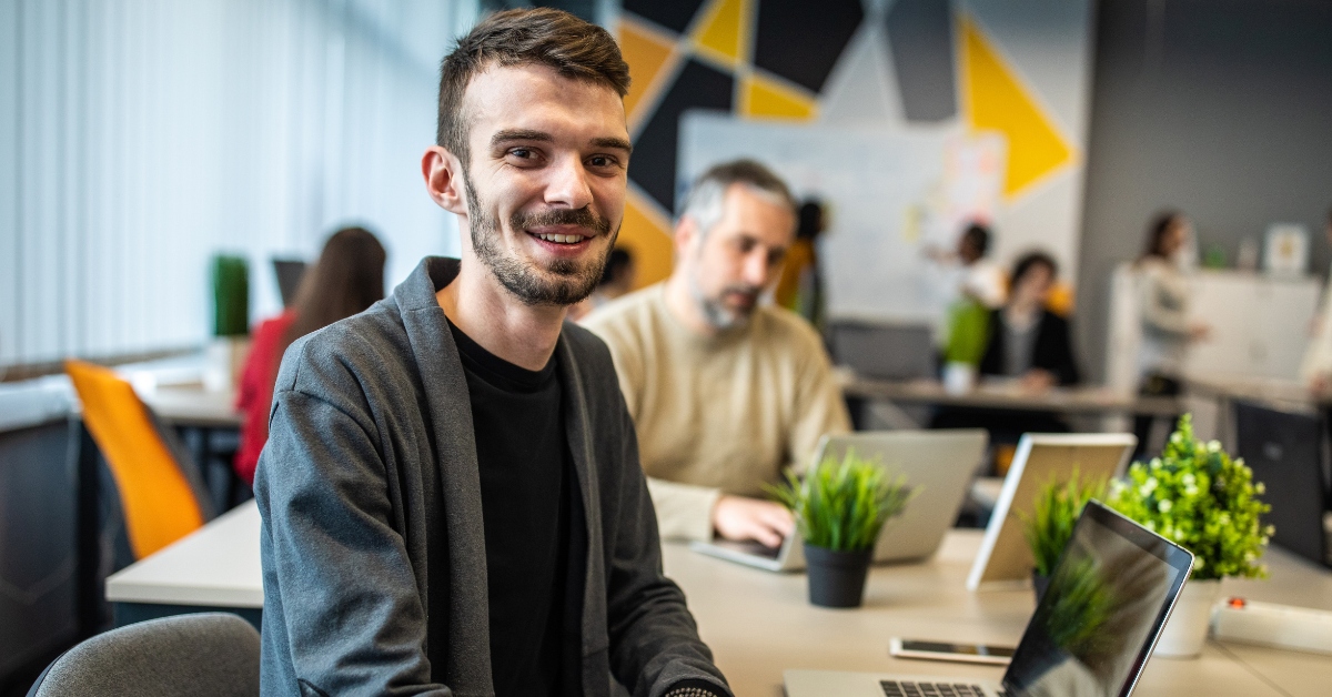 Ruotsinkielinen tuettu työhönvalmennus Kerava ja Sipoo – valmentaja ja työnhakija tapaamisessa